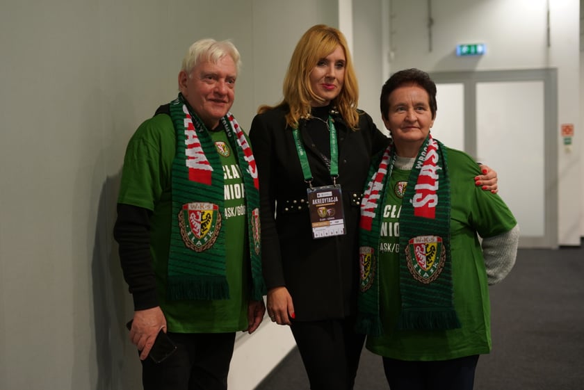 Seniorzy, nauczyciele i studenci na meczu Śląsk - Górnik