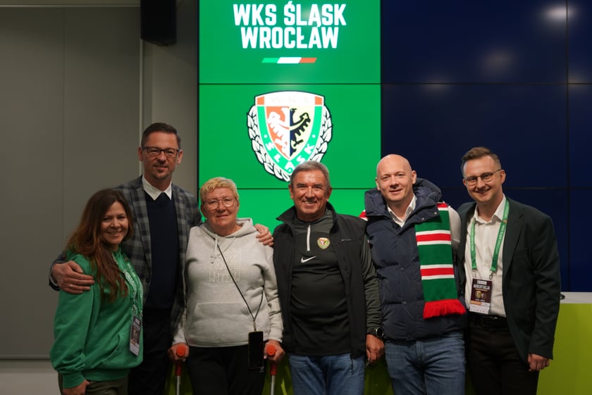 Seniorzy, nauczyciele i studenci na meczu Śląsk - Górnik