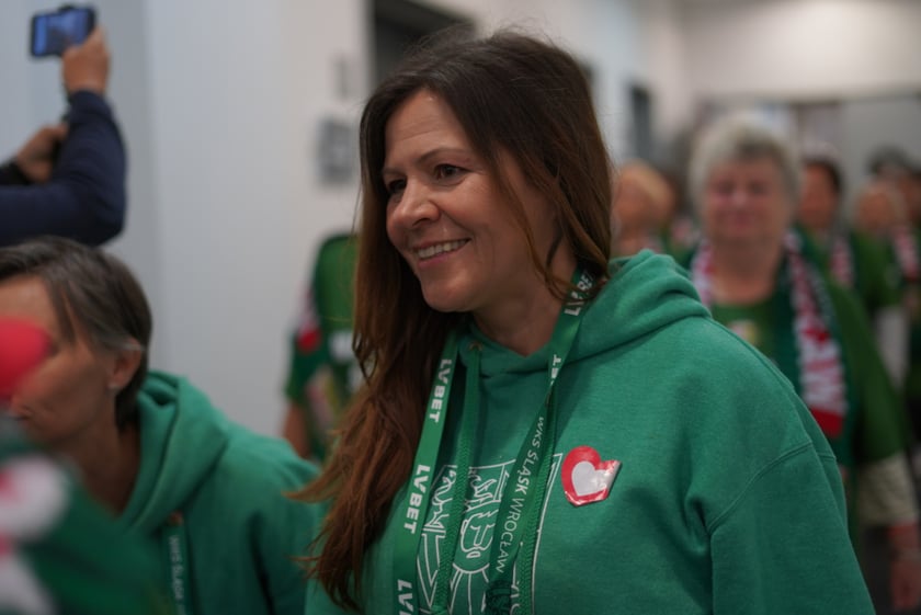 Seniorzy, nauczyciele i studenci na meczu Śląsk - Górnik