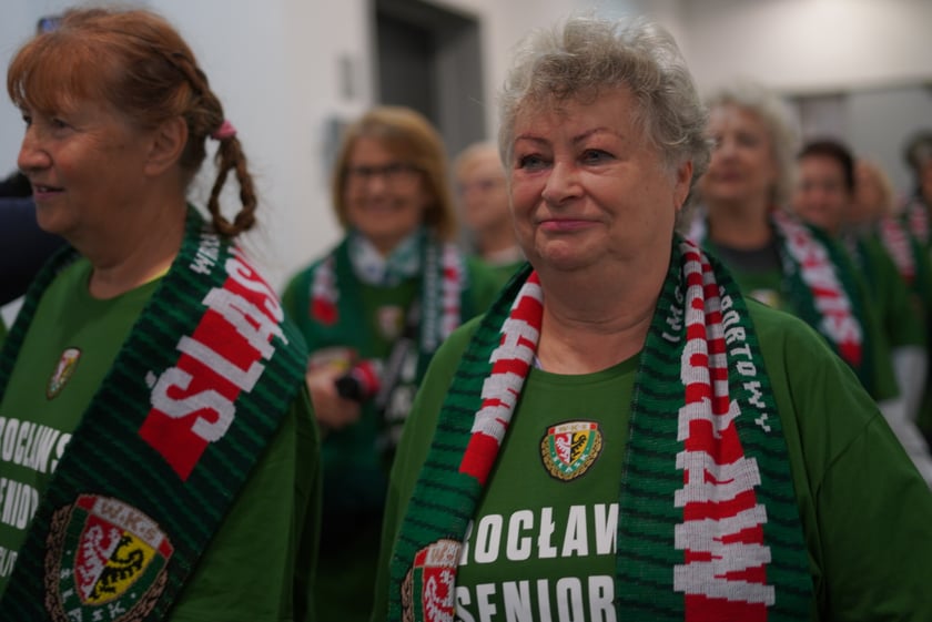 Seniorzy, nauczyciele i studenci na meczu Śląsk - Górnik