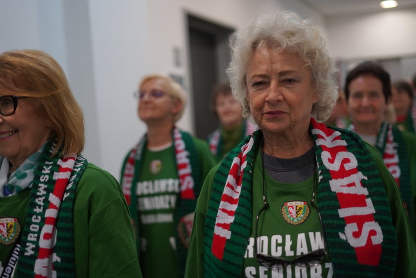 Seniorzy, nauczyciele i studenci na meczu Śląsk - Górnik