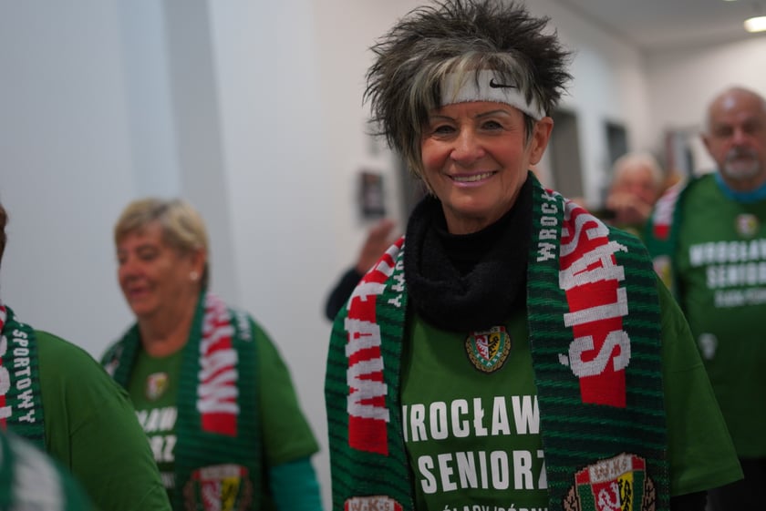 Seniorzy, nauczyciele i studenci na meczu Śląsk - Górnik