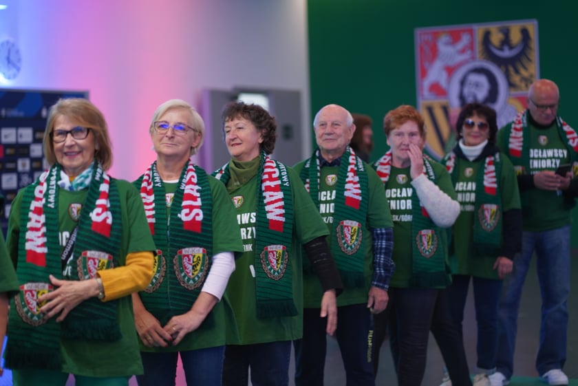 Seniorzy, nauczyciele i studenci na meczu Śląsk - Górnik
