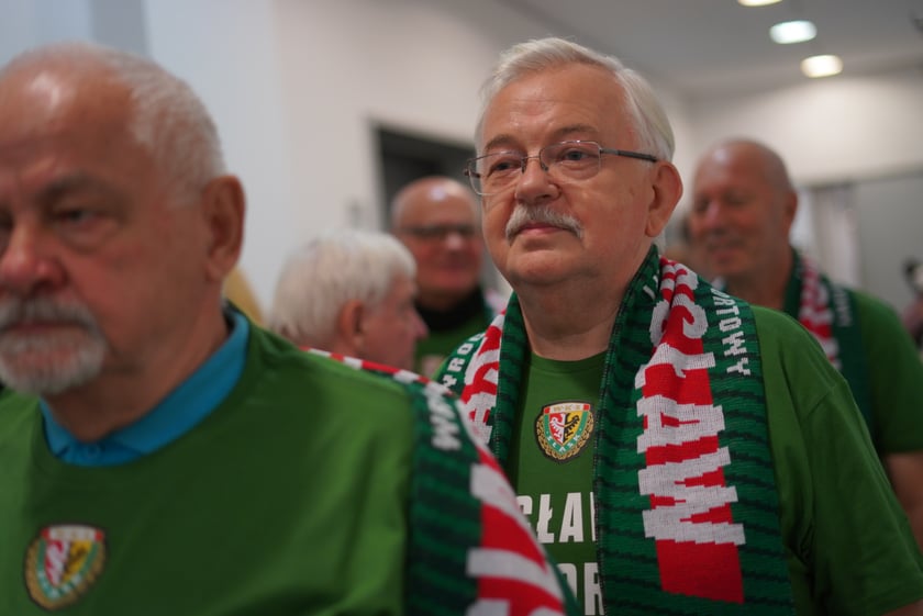 Seniorzy, nauczyciele i studenci na meczu Śląsk - Górnik