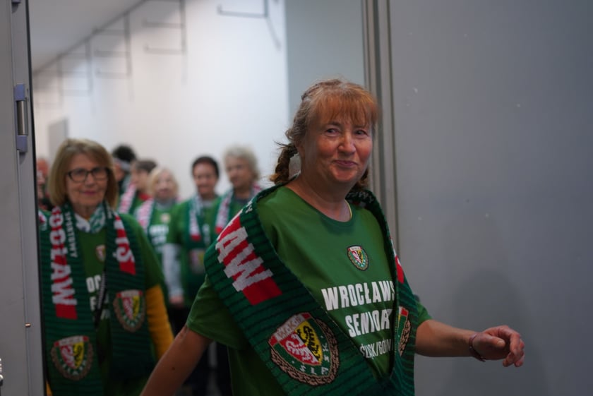 Seniorzy, nauczyciele i studenci na meczu Śląsk - Górnik