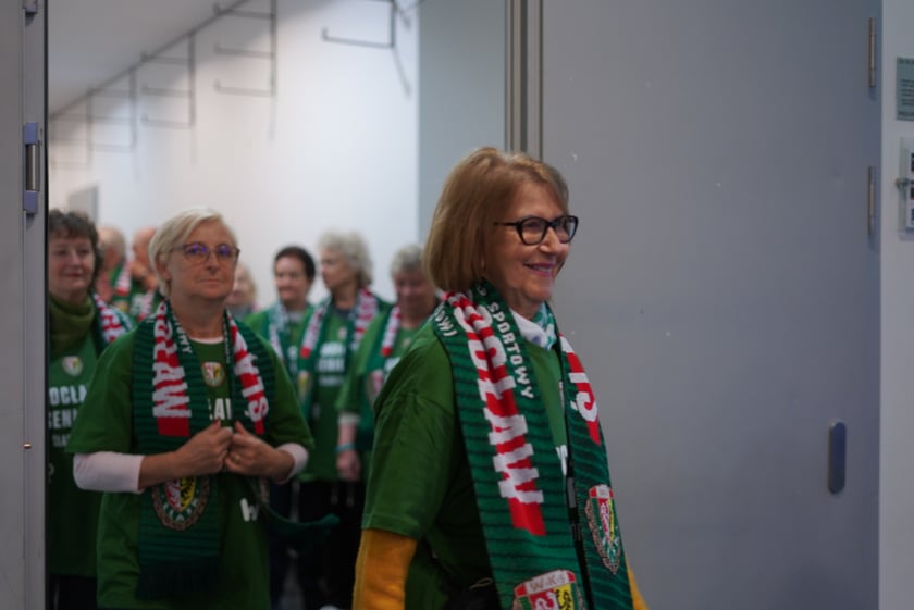 Seniorzy, nauczyciele i studenci na meczu Śląsk - Górnik