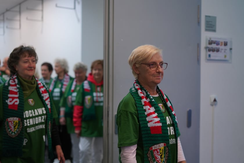 Seniorzy, nauczyciele i studenci na meczu Śląsk - Górnik