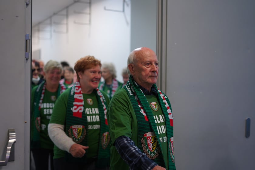 Seniorzy, nauczyciele i studenci na meczu Śląsk - Górnik