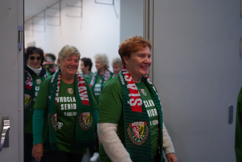 Seniorzy, nauczyciele i studenci na meczu Śląsk - Górnik