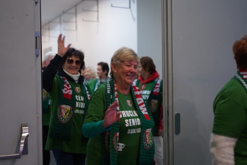 Seniorzy, nauczyciele i studenci na meczu Śląsk - Górnik