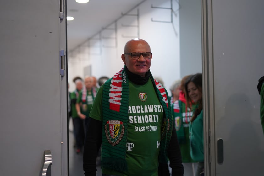 Seniorzy, nauczyciele i studenci na meczu Śląsk - Górnik