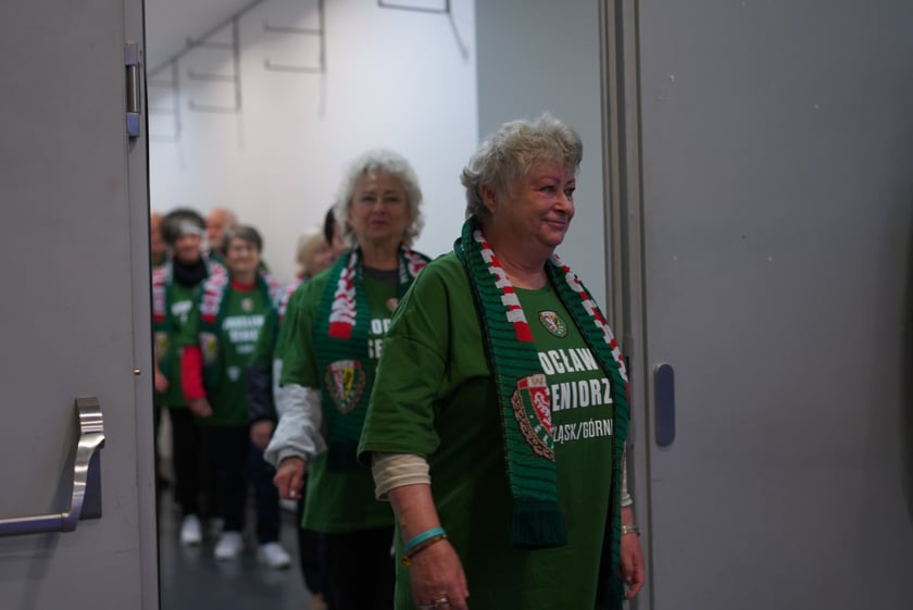 Seniorzy, nauczyciele i studenci na meczu Śląsk - Górnik