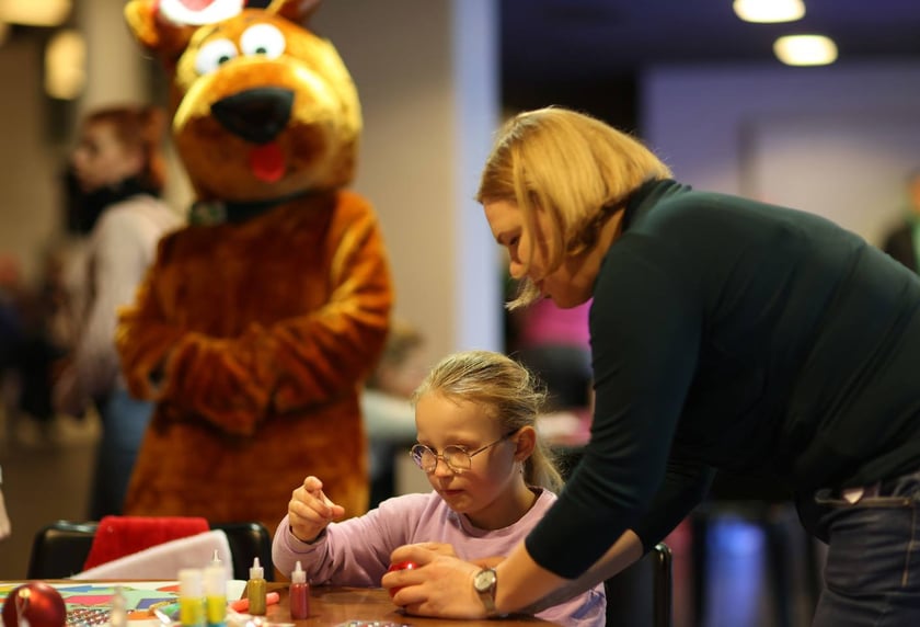 Paczki Dobrych Relacji 2023 dla dzieci i ich opiekun&oacute;w z rodzin zastępczych (10 grudnia 2023 Tarczyński Arena)