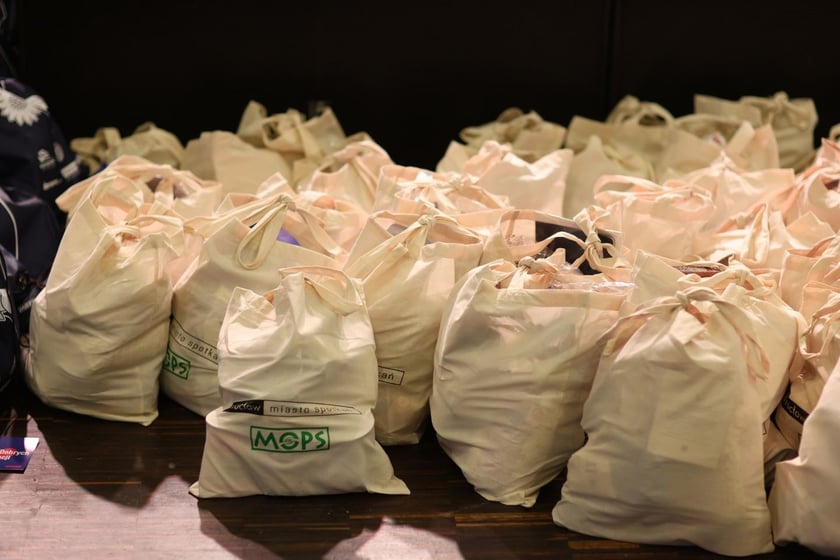 Paczki Dobrych Relacji 2023 dla dzieci i ich opiekun&oacute;w z rodzin zastępczych (10 grudnia 2023 Tarczyński Arena)