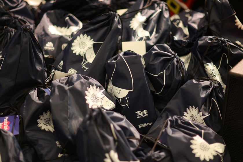 Paczki Dobrych Relacji 2023 dla dzieci i ich opiekun&oacute;w z rodzin zastępczych (10 grudnia 2023 Tarczyński Arena)