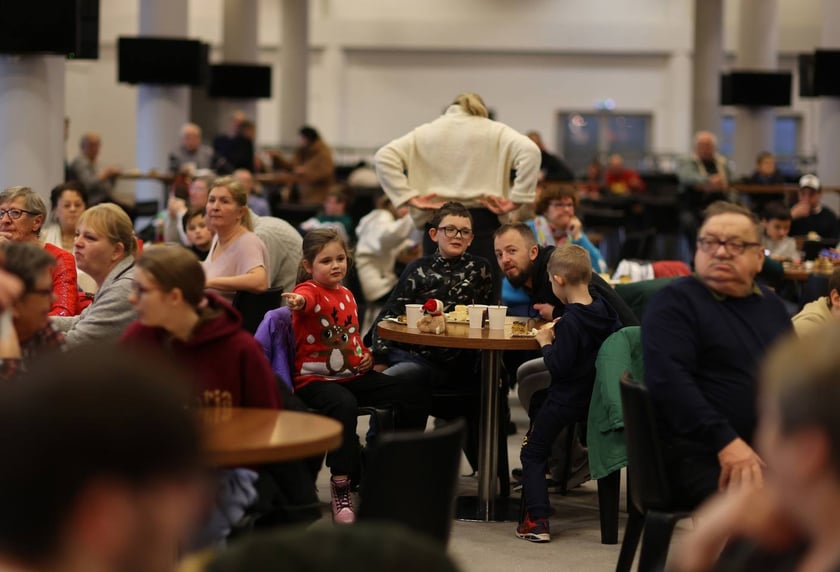 Paczki Dobrych Relacji 2023 dla dzieci i ich opiekun&oacute;w z rodzin zastępczych (10 grudnia 2023 Tarczyński Arena)