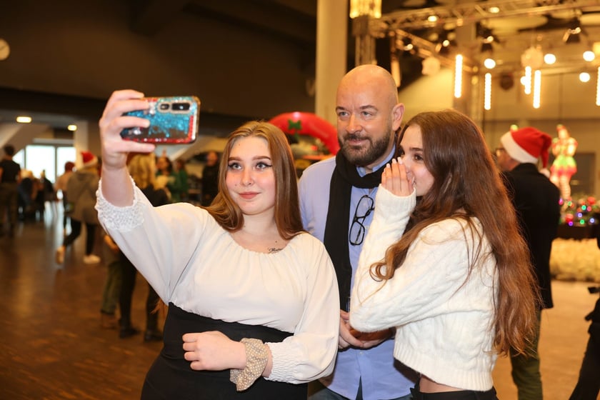 Paczki Dobrych Relacji 2023 dla dzieci i ich opiekun&oacute;w z rodzin zastępczych (10 grudnia 2023 Tarczyński Arena)