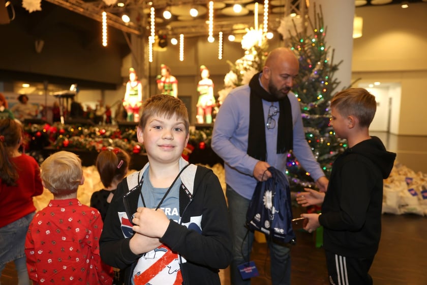 Paczki Dobrych Relacji 2023 dla dzieci i ich opiekun&oacute;w z rodzin zastępczych (10 grudnia 2023 Tarczyński Arena)