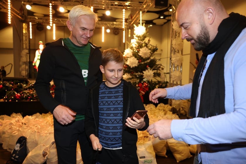 Paczki Dobrych Relacji 2023 dla dzieci i ich opiekun&oacute;w z rodzin zastępczych (10 grudnia 2023 Tarczyński Arena)