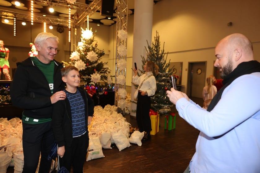 Paczki Dobrych Relacji 2023 dla dzieci i ich opiekun&oacute;w z rodzin zastępczych (10 grudnia 2023 Tarczyński Arena)