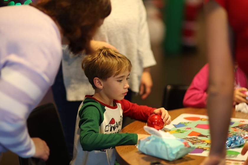 Paczki Dobrych Relacji 2023 dla dzieci i ich opiekun&oacute;w z rodzin zastępczych (10 grudnia 2023 Tarczyński Arena)