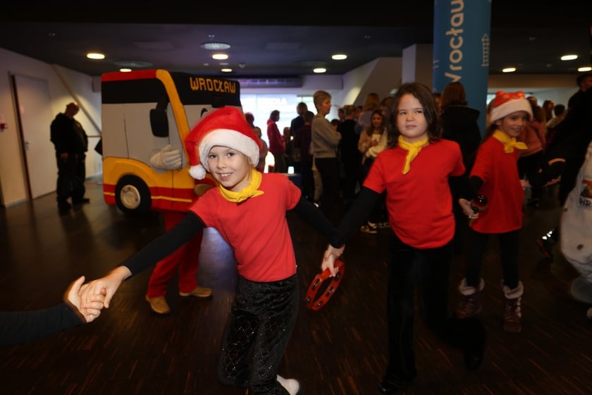 Paczki Dobrych Relacji 2023 dla dzieci i ich opiekun&oacute;w z rodzin zastępczych (10 grudnia 2023 Tarczyński Arena)