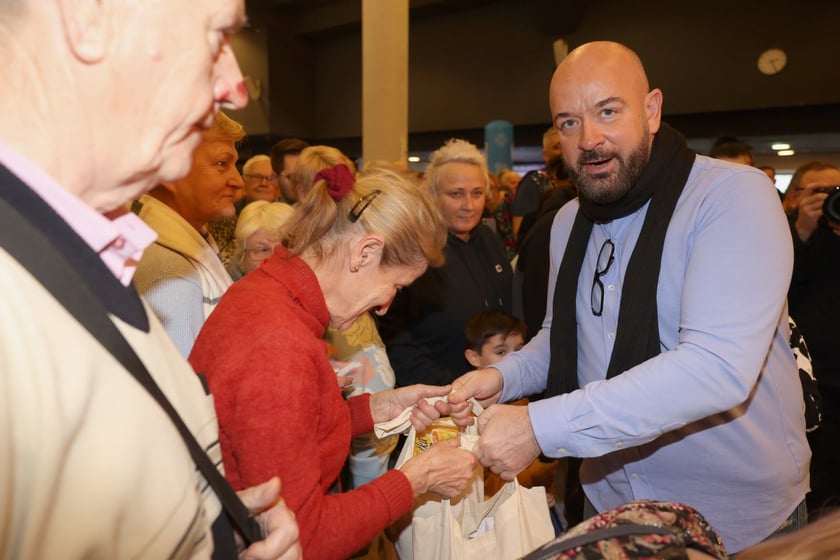 Paczki Dobrych Relacji 2023 dla dzieci i ich opiekun&oacute;w z rodzin zastępczych (10 grudnia 2023 Tarczyński Arena)
