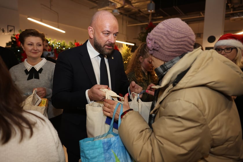 W świątecznym nastroju Paczki Dobrych Relacji otrzymali podopieczni wrocławskiego MOPS-u.