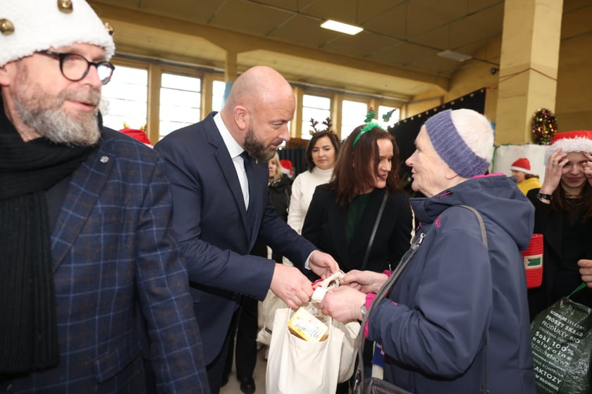 Paczki Dobrych Relacji w Centrum Sektor 3 przy ulicy Legnickiej, Wrocław 18.12.2023