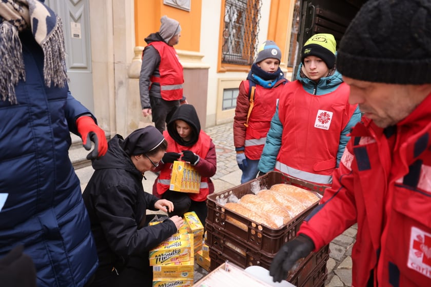 Caritas rozdał paczki potrzebującym w ramach akcji ''Niosę dobro''