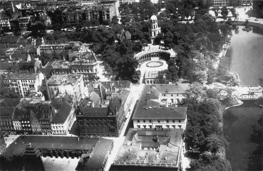Lata 1930-1938, Zdjęcie lotnicze Wzgórza Partyzantów i okolic. Na górze zabudowa ul. Podwale, Fosa Miejska. W dolnej części zabudowa ulicy Piotra Skargi
