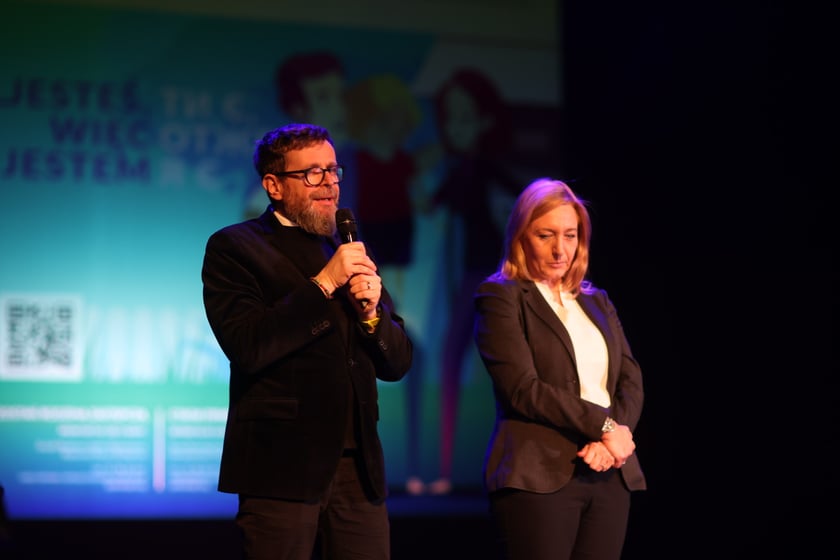 Koncert &bdquo;Aniołkowe Granie&rdquo; w Teatrze Muzycznym Capitol &ndash; dyrektor MOPS-u Andrzej Mańkowski i zastępczyni dyrektora Joanna Kot