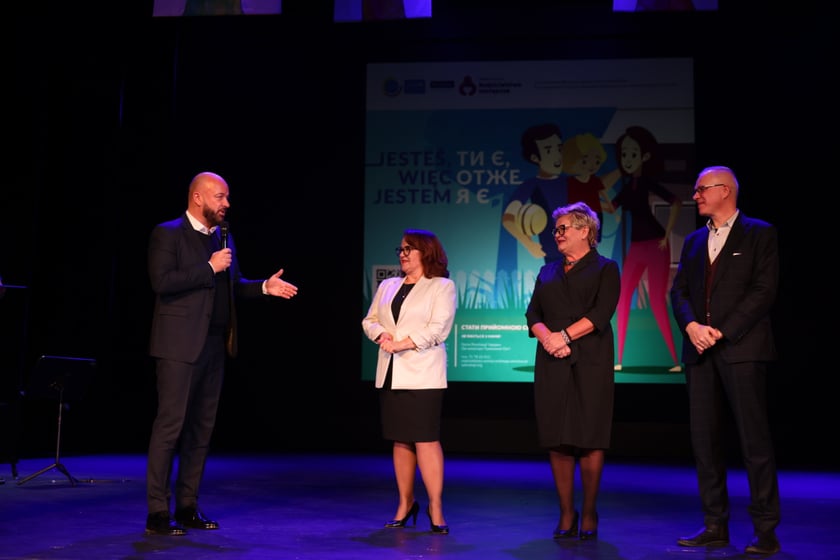 Koncert &bdquo;Aniołkowe Granie&rdquo; w Teatrze Muzycznym Capitol &ndash; prezydent Jacek Sutryk i tw&oacute;rcy &bdquo;Aniołkowego Grania&rdquo; &ndash;Jolanta Hejda-Pawlak, Katarzyna Głowik-Jamr&oacute;z i Sylwester Pajęcki