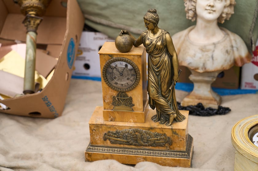 Giełda staroci pod Halą Stulecia 27.01.2024