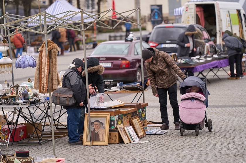 Giełda staroci pod Halą Stulecia 27.01.2024