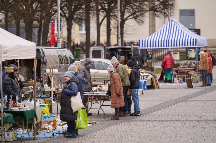 Giełda staroci pod Halą Stulecia 27.01.2024