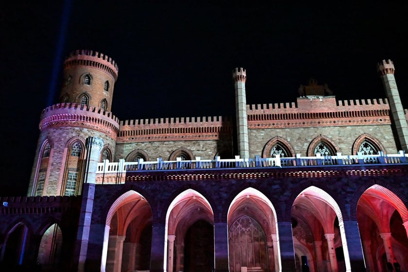 Pokaz gry świateł i dźwięku w pałacu Marianny Orańskiej w Kamieńcu Ząbkowickim.