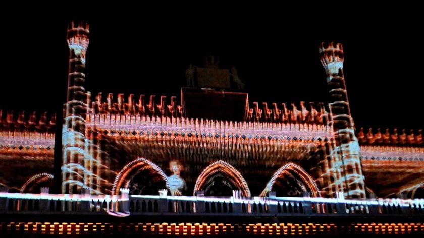 Pokaz gry świateł i dźwięku w pałacu Marianny Orańskiej w Kamieńcu Ząbkowickim.