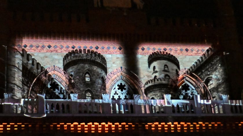 Pokaz gry świateł i dźwięku w pałacu Marianny Orańskiej w Kamieńcu Ząbkowickim.