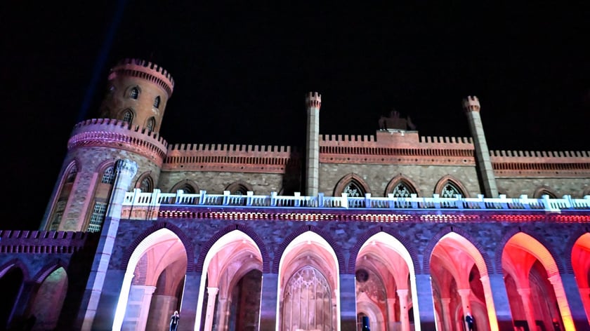 Pokaz gry świateł i dźwięku w pałacu Marianny Orańskiej w Kamieńcu Ząbkowickim.