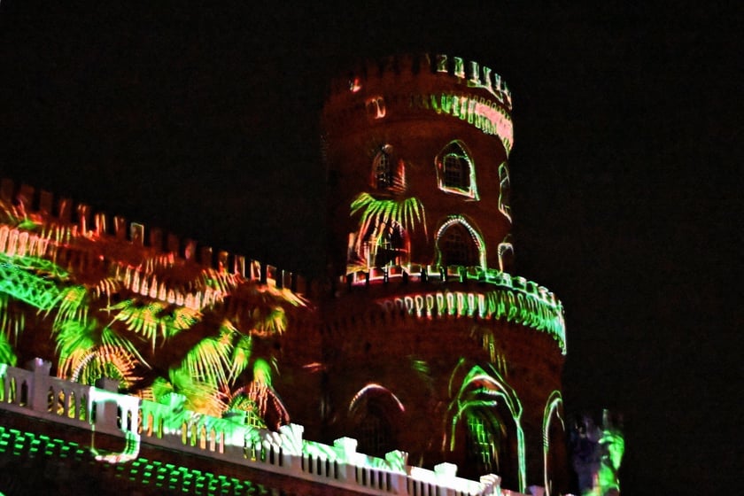 Pokaz gry świateł i dźwięku w pałacu Marianny Orańskiej w Kamieńcu Ząbkowickim.