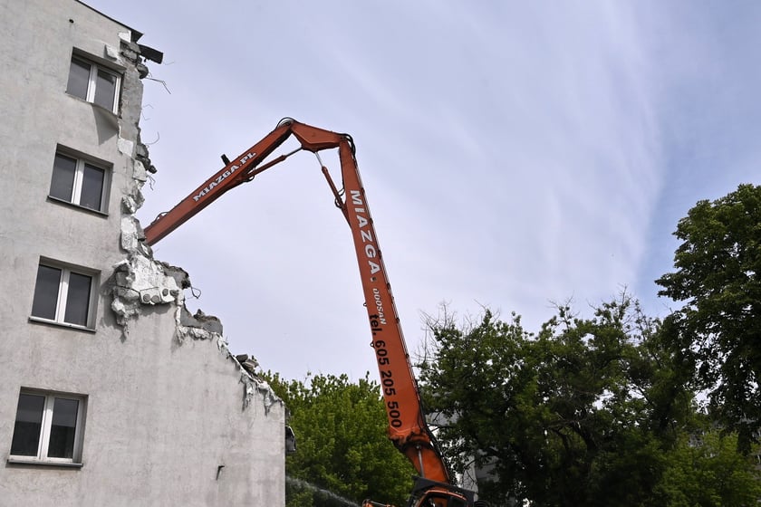 Stary budynek Komisariatu Policji Wrocław-Stare Miasto jest rozbierany. Funkcjonariusze przeprowadzili się do nowego, wybudowanego tuż obok.