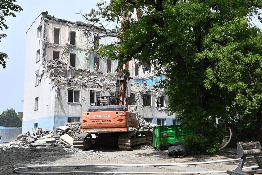Stary budynek Komisariatu Policji Wrocław-Stare Miasto jest rozbierany. Funkcjonariusze przeprowadzili się do nowego, wybudowanego tuż obok.