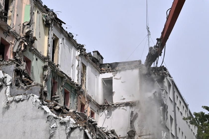 Stary budynek Komisariatu Policji Wrocław-Stare Miasto jest rozbierany. Funkcjonariusze przeprowadzili się do nowego, wybudowanego tuż obok.