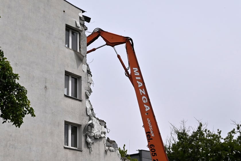 Stary budynek Komisariatu Policji Wrocław-Stare Miasto jest rozbierany. Funkcjonariusze przeprowadzili się do nowego, wybudowanego tuż obok.