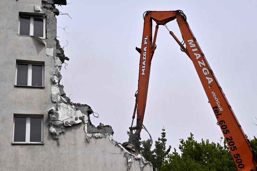 Stary budynek Komisariatu Policji Wrocław-Stare Miasto jest rozbierany. Funkcjonariusze przeprowadzili się do nowego, wybudowanego tuż obok.