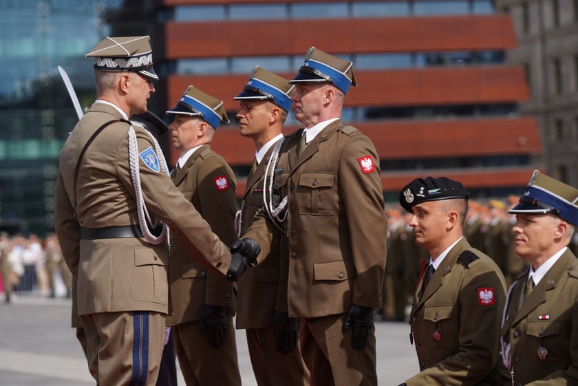 Promocja oficerska na placu Wolności we Wrocławiu