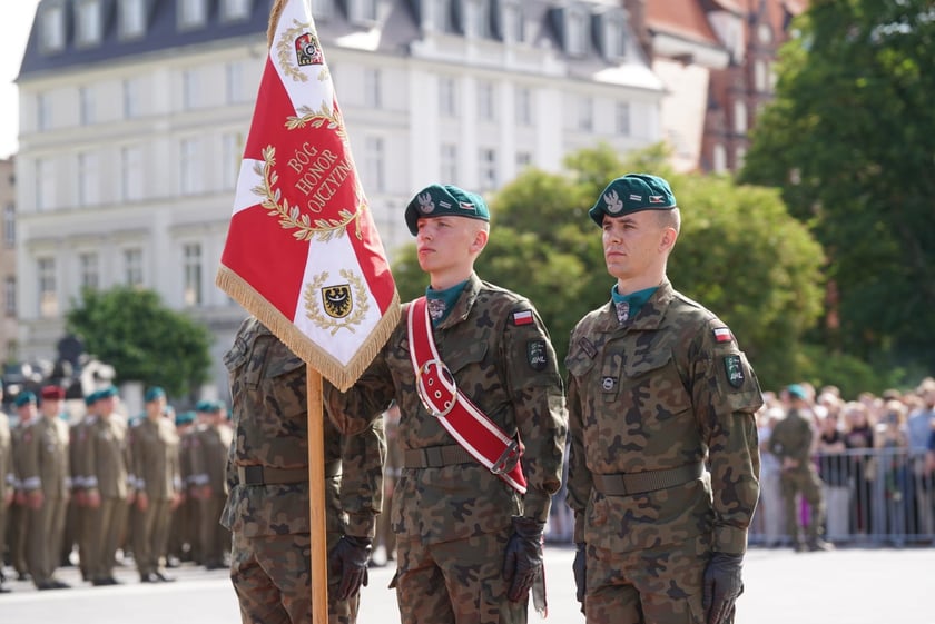 Promocja oficerska na placu Wolności we Wrocławiu