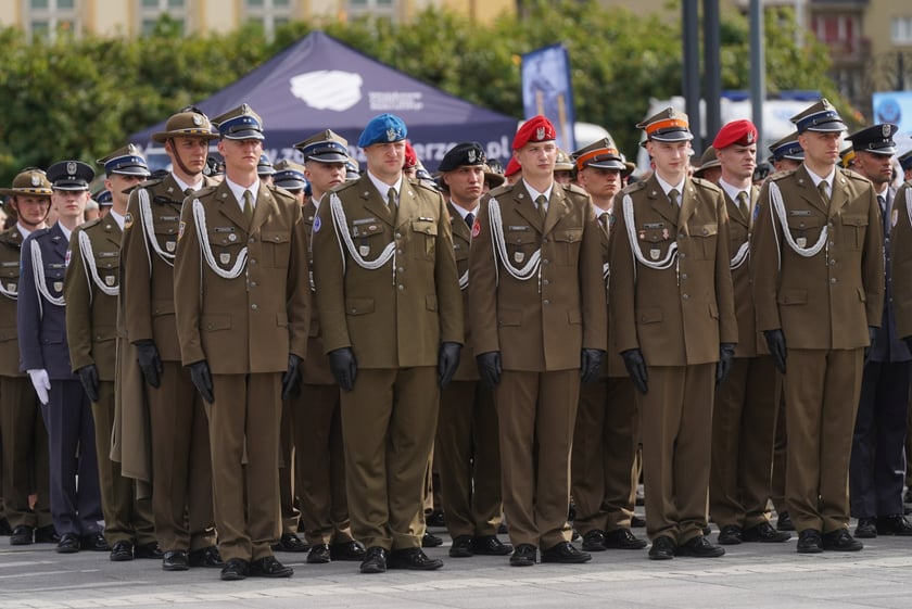 Promocja oficerska na placu Wolności we Wrocławiu