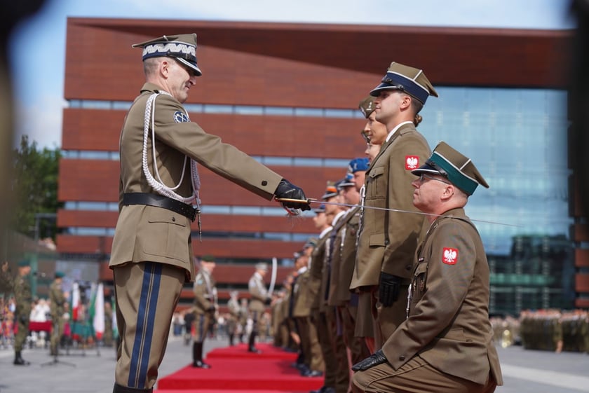 Promocja oficerska na placu Wolności we Wrocławiu